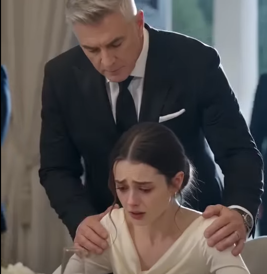 Se rieron de ella porque pensaban que estaba sola… pero nadie imaginó que la verdad entraría por la puerta unos minutos después.