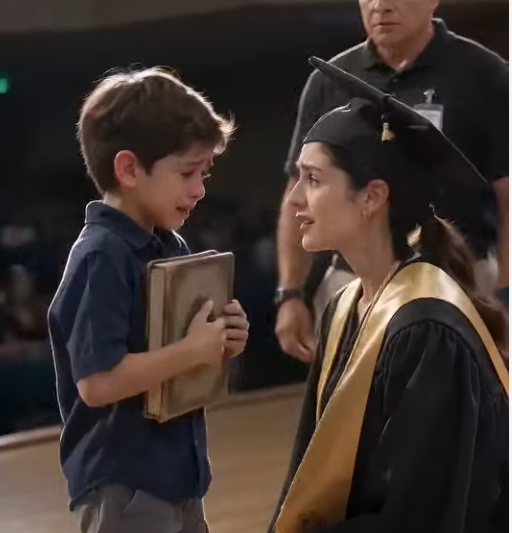 INTENTARON ECHAR A UN NIÑO DE UNA GRADUACIÓN… SIN SABER QUE ÉL ERA EL SECRETO QUE TODOS HABÍAN INTENTADO ENTERRAR.