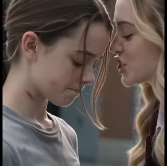 SHE THOUGHT SHE WAS HUMILIATING A POOR SCHOLARSHIP GIRL… UNTIL THE BROKEN LOCKET REVEALED THE QUEEN’S FACE.